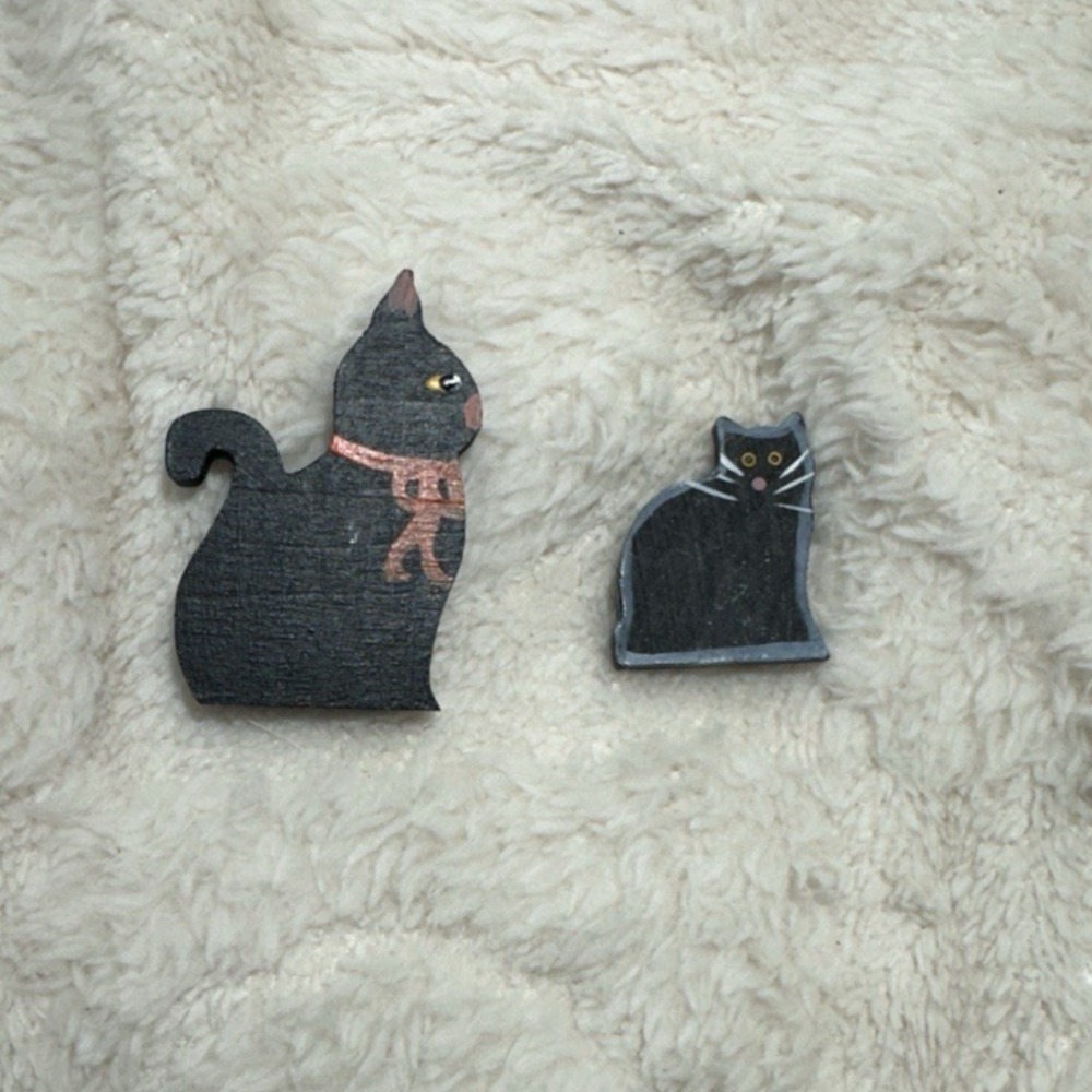 Set of 2 Hand Painted Vintage Wooden Whimsical Black Cat Halloween Fall Brooches - Picture 2 of 5